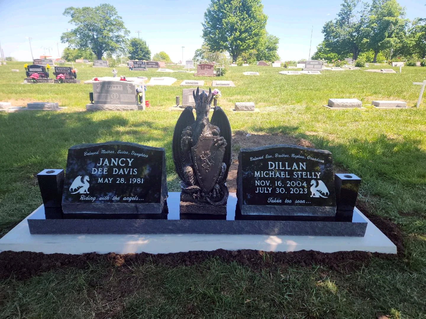 stelly-custom-dragon-family-monument